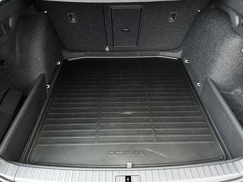 Škoda Octavia RS 2.0TSi DSG 265PS NAVI V.Ped - fotka 50 z 51