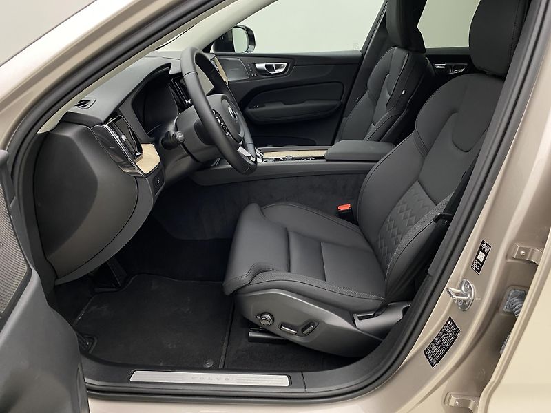 Volvo XC60 B5 AWD PLUS DARK AUT CZ 1.maj - fotka 3 z 63