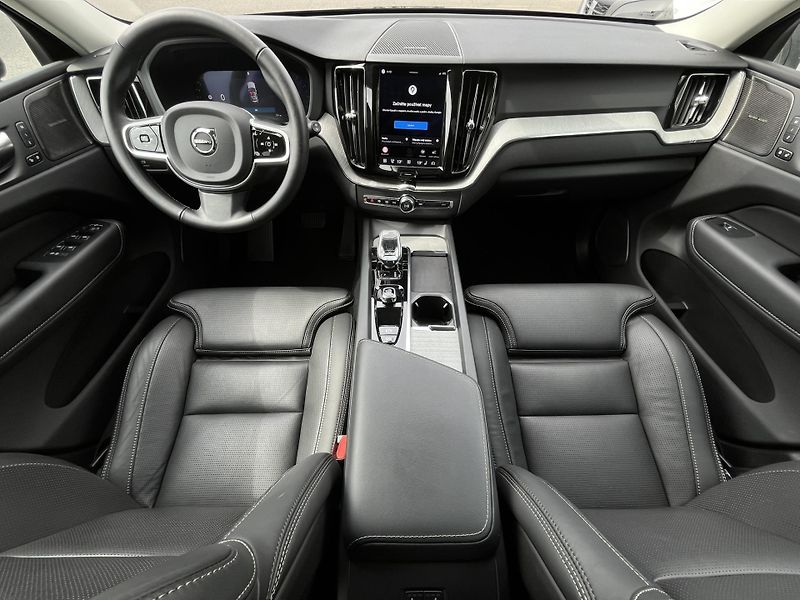 Volvo XC60 B5 AWD PLUS DARK/360/vent/kola - fotka 19 z 50