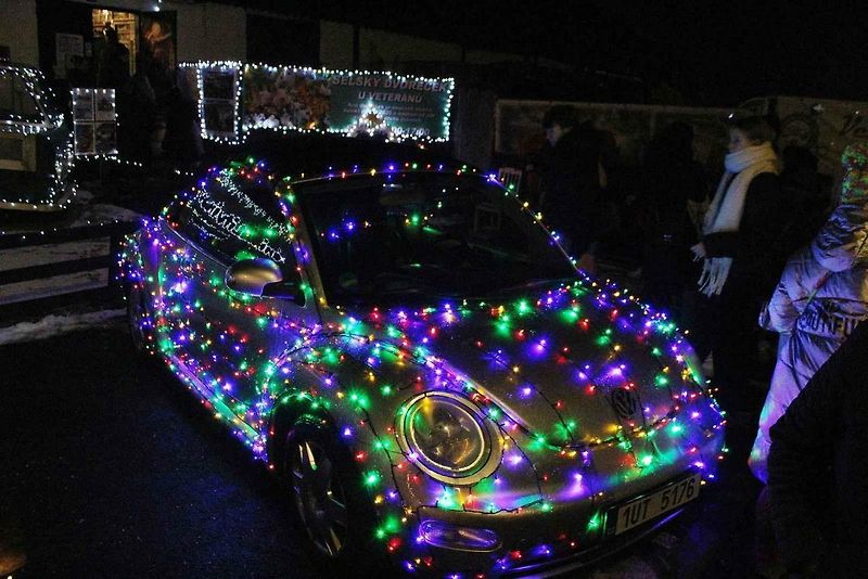 Popáté byly v Auto-retro-muzeum Veteráni Litvínov zahájeny Vánoce u Veteránů. Světýlky jsou osvětlena nejen auta, ale i přilehlý selský dvoreček.
