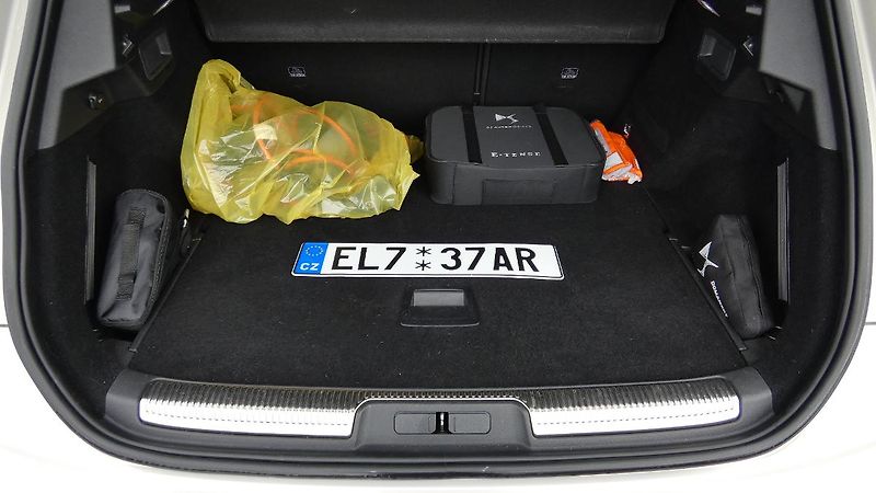 DS Automobiles DS7 Crossback 1.6 E-TENSE 4x4 Pluq-in Hybrid - fotka 20 z 25
