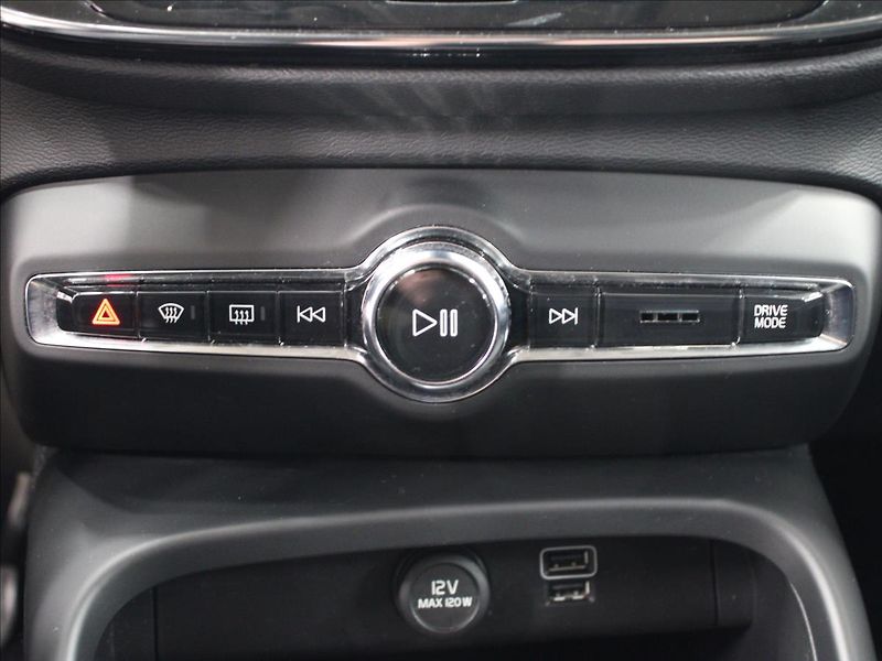 Volvo XC40 2,0 T5 182KW AWD zánovní - fotka 26 z 34