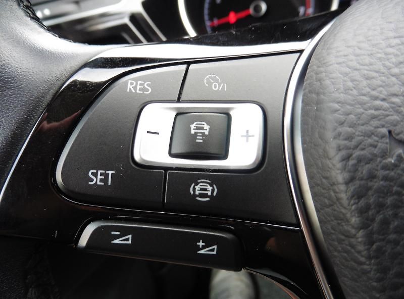 Volkswagen Touran 1.5 TSi Highline Navi - fotka 16 z 17