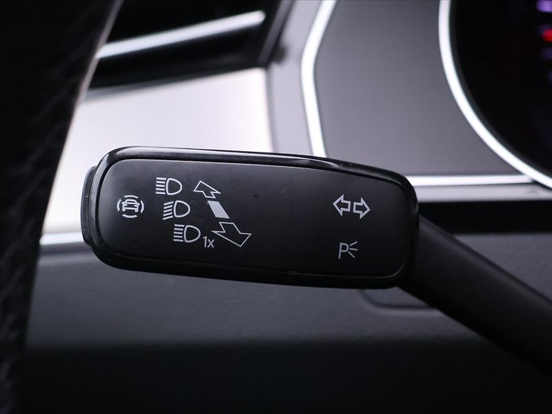 Volkswagen Passat 2,0 TDI 140kW DSG Elegance DPH - fotka 22 z 41