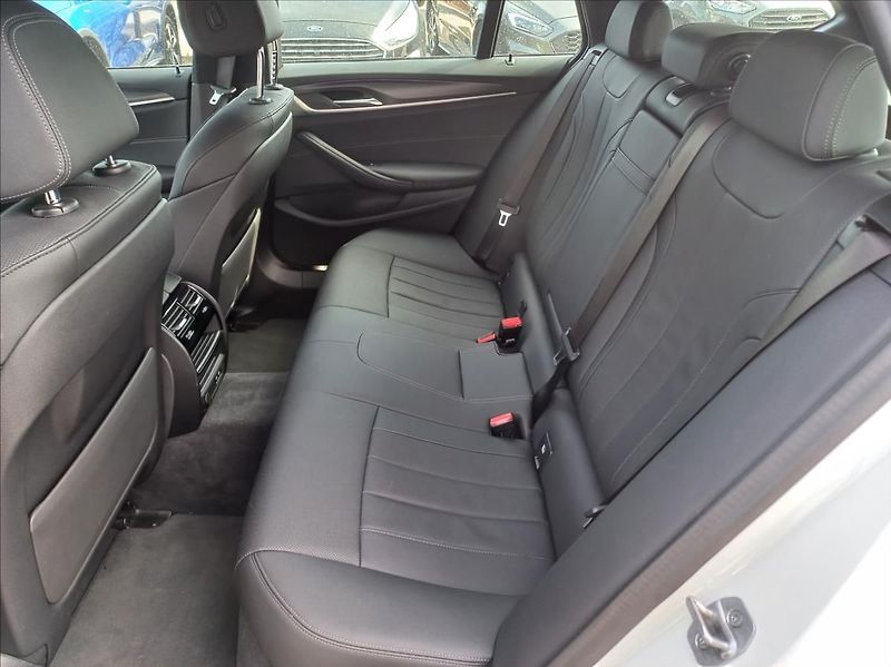 BMW Řada 5 530d Touring xDrive M-paket - fotka 6 z 26