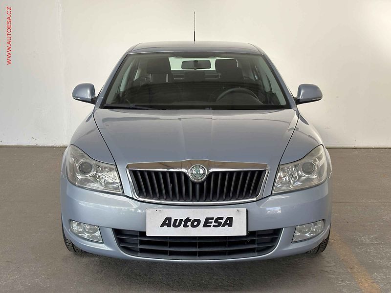 Škoda Octavia (2010) 1.6i, AC, výhřev sed - fotka 2 z 14