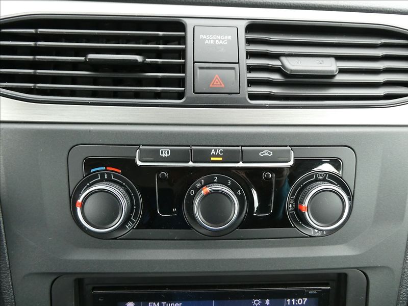 Volkswagen Caddy 2,0 TDi 1.majitel,závěs,tempom - fotka 27 z 49