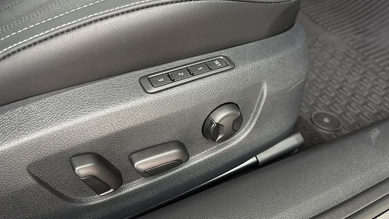 Škoda Superb 2.0 TDI DSG 4x4 L&K Combi - fotka 22 z 32