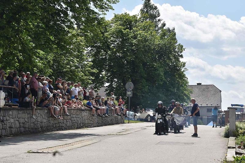Tradiční závod S kopce do kopce si nenechalo letos ujít na sedm desítek posádek historických automobilů a motocyklů.