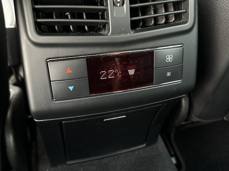 Mercedes-Benz Třídy E 350 4Matic 272PS NAVI KAMERA+P - fotka 33 z 39