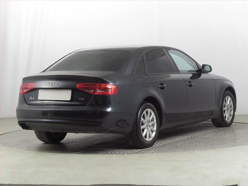 Audi A4 (2013) 2.0 TDI, Park. senzory - fotka 5 z 18