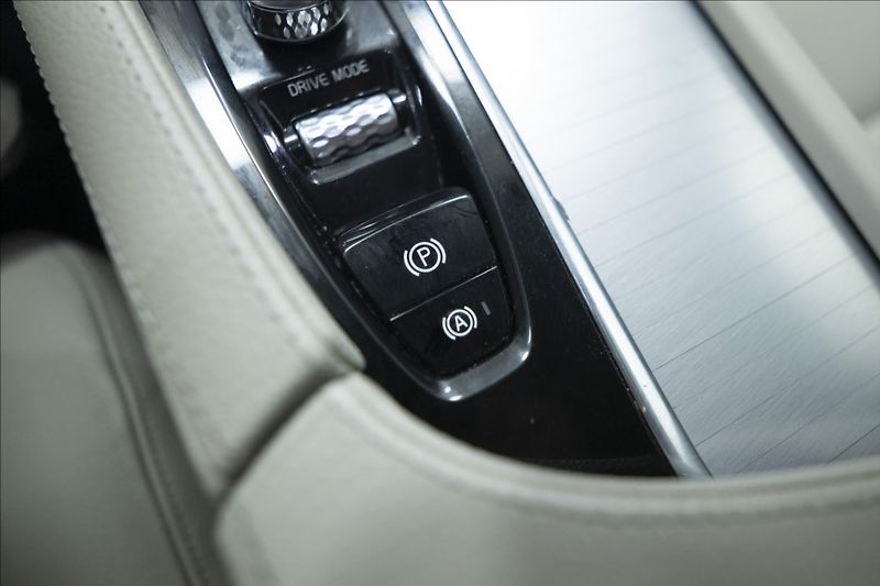 Volvo XC90 2,0 D5 AWD 1. MAJITEL ČR TAŽNÉ - fotka 23 z 44