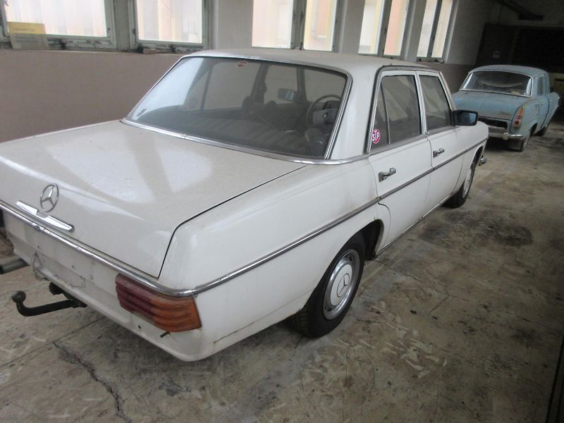 Mercedes-Benz 115 (1975) - fotka 8 z 16