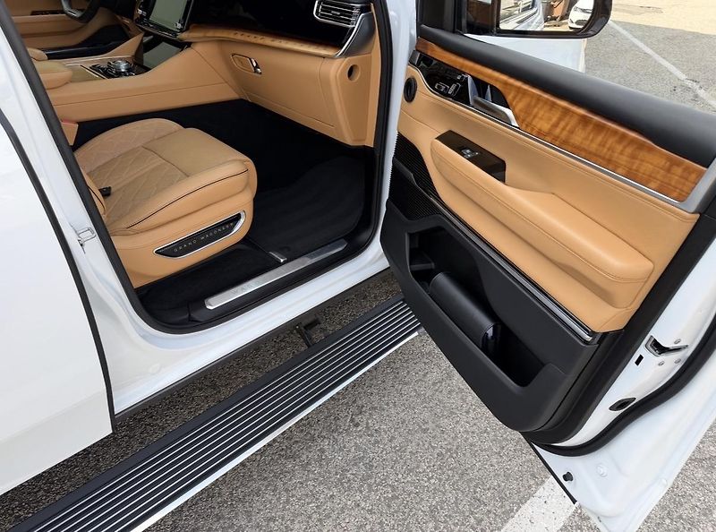 Jeep Grand Wagoneer (2022) + SERIES III + DPH + FULL + - fotka 10 z 36