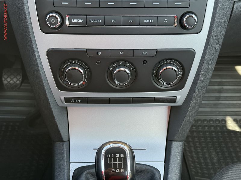 Škoda Octavia (2011) 1.2TSi, 1.maj,ČR, Ambiente - fotka 14 z 15