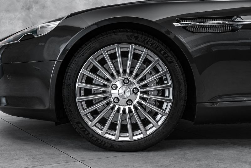 Aston Martin Rapide - fotka 2 z 25