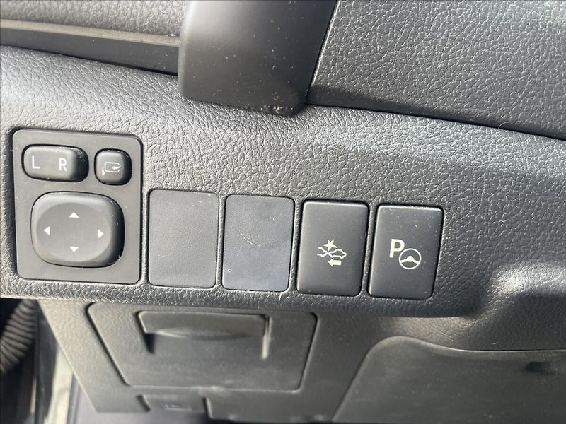 Toyota Auris 1,8 i 73kw Hybrid e-CVT bez ko - fotka 11 z 40
