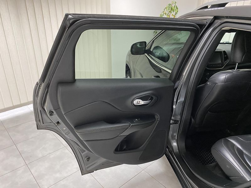 Jeep Cherokee 2.2 M-JET,A/T,4x4,1.MAJ.TZ - fotka 16 z 31