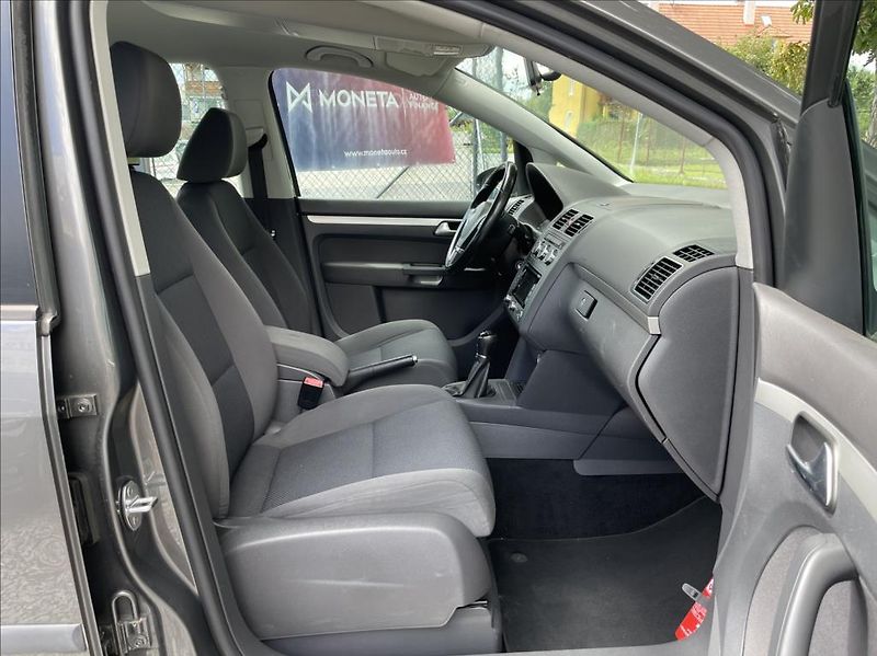 Volkswagen Touran 1,6 TDi  Navigace,Climatronic - fotka 28 z 49