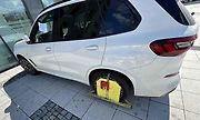 Auto dostalo botičku na zadní kolo.