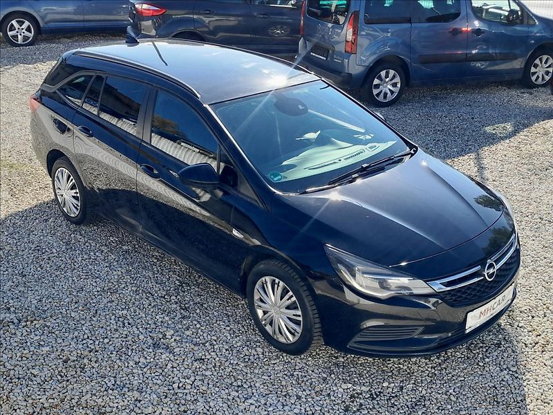 Opel Astra 1,6 CDTi 81kW - fotka 1 z 49