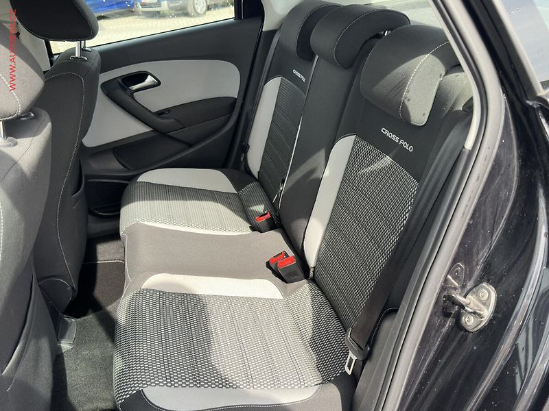 Volkswagen Polo (2011) 1.4 i, AC, temp - fotka 11 z 19