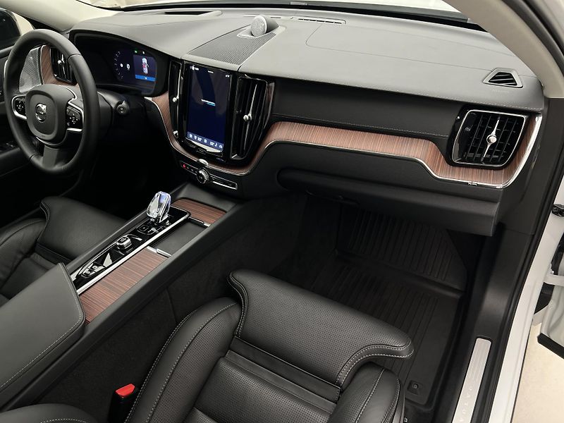Volvo XC60 B5 AWD ULTIMATE DARK AUT  - fotka 25 z 47