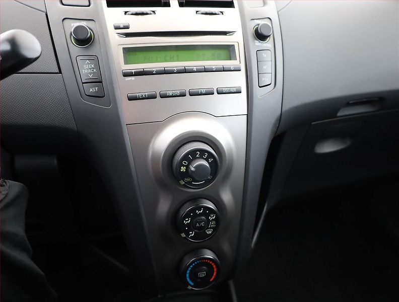 Toyota Yaris (2009) 1.0 VVT-i, ČR,1.maj - fotka 9 z 15