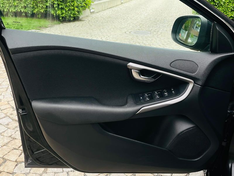 Volvo V40 2.0D3 5VÁLEC MANUÁL 1MAJITEL - fotka 29 z 41