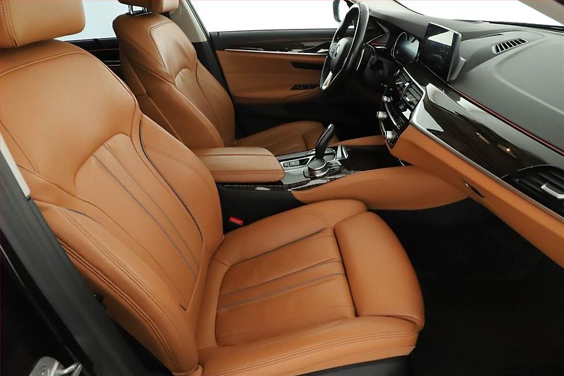 BMW Řada 5 (2018) Luxury Line 540i xDrive - fotka 7 z 20