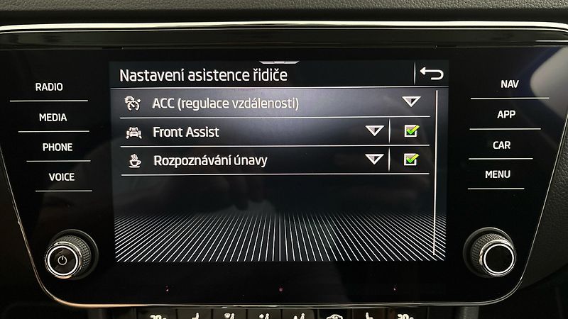 Škoda Superb 2.0 TDI DSG 4x4 Style Combi - fotka 25 z 27