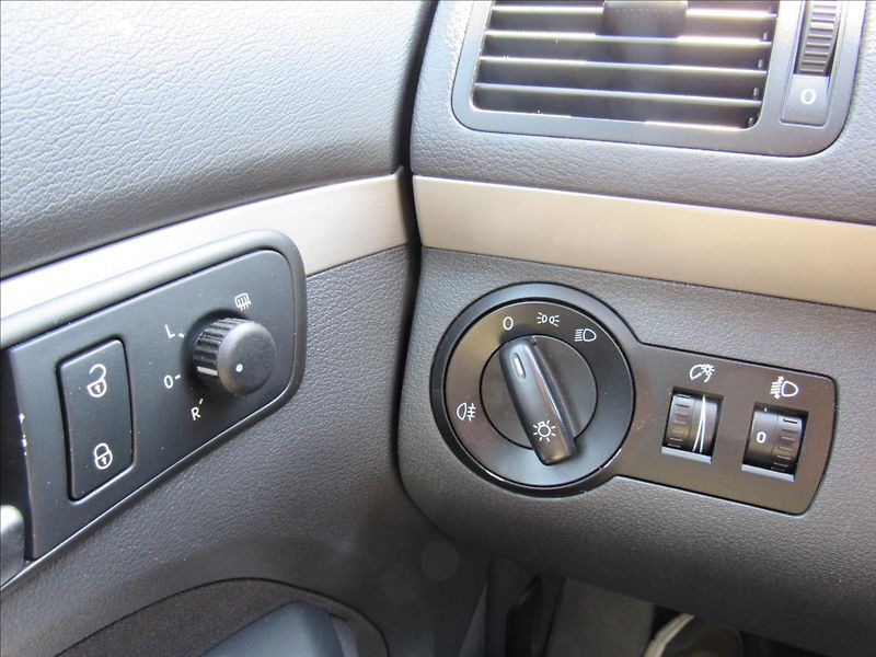Volkswagen Touran 1,9 TDI 77kW DSG - fotka 21 z 26