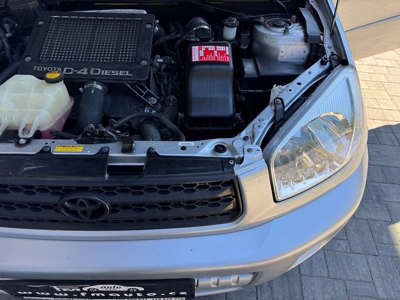 Toyota RAV4 (2003) 2.0 D-4D 4WD - fotka 24 z 27