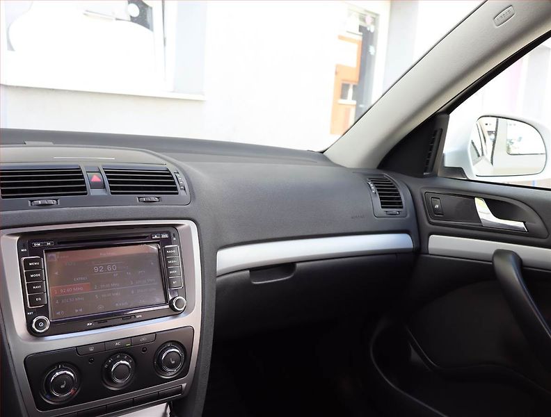 Škoda Octavia (2012) 1.6 TDI, Serv.kniha, Navi - fotka 8 z 15