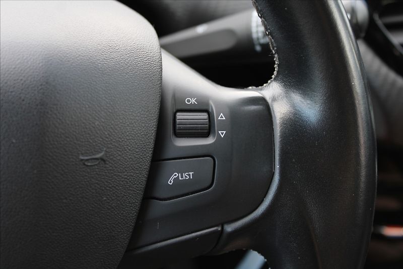 Peugeot 2008 1,2 T  AUTOMAT,ALLURE,WEBASTO - fotka 20 z 34