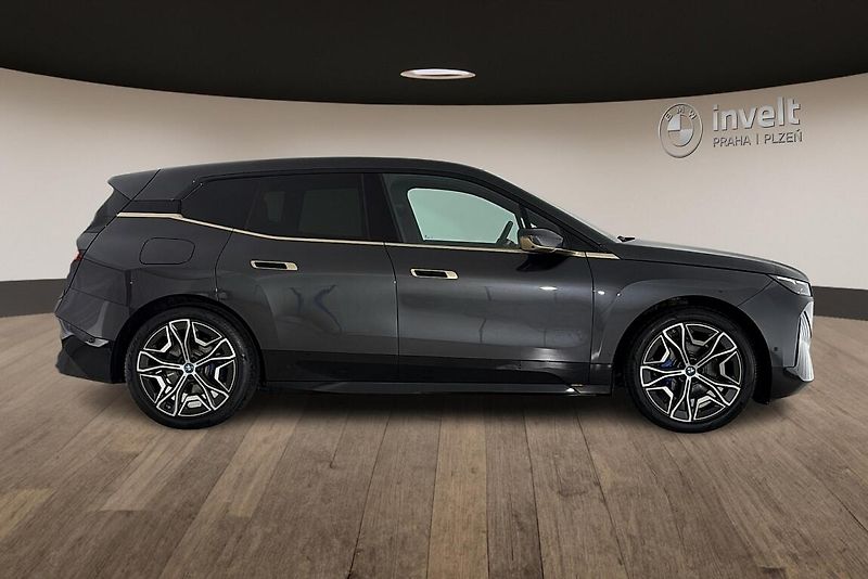 BMW iX xDrive40 - fotka 2 z 27