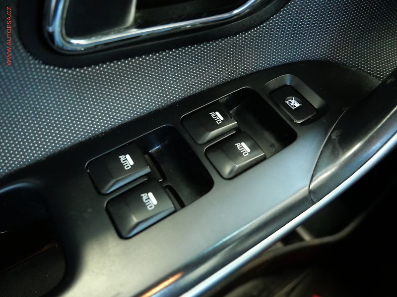 Kia Ceed (2013) 1.6GDi, ČR, AC, park.čidla - fotka 14 z 22