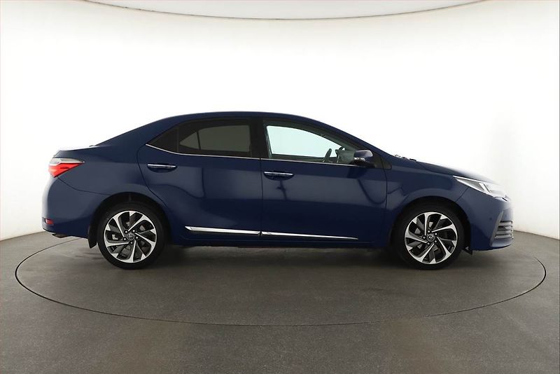 Toyota Corolla (2018) 1.6 Valvematic, Serv.kniha - fotka 6 z 18