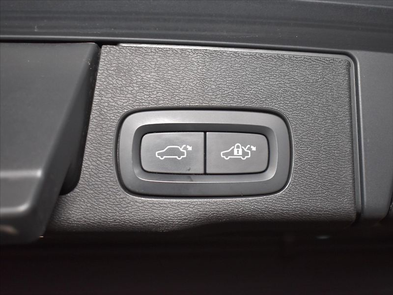 Volvo XC60 2,0 B4 AWD R-Design tažné. - fotka 13 z 22