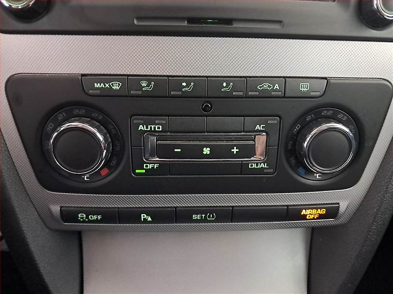 Škoda Octavia (2012) Elegance 1.4 TSI, Tempomat - fotka 16 z 19
