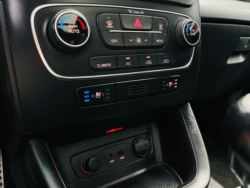 Kia Sorento 2.2D 4x4 MANUÁL KAMERA TAŽNÉ - fotka 38 z 48