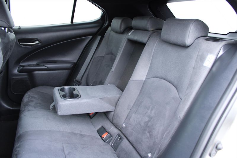 Lexus UX 250h 2.0 E-CVT 1.MAJITEL DPH ČR - fotka 11 z 27
