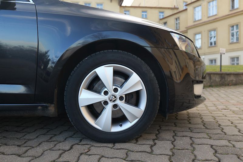Škoda Octavia 2.0 TDI 110 kW DSG Tažné Navig - fotka 9 z 31