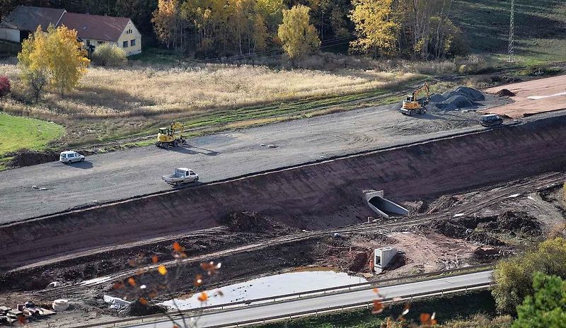 Stavba dálnice D6 u Lubence.