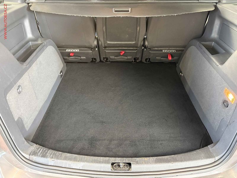 Volkswagen Touran (2011) 1.6 TDI, autoAC - fotka 7 z 15