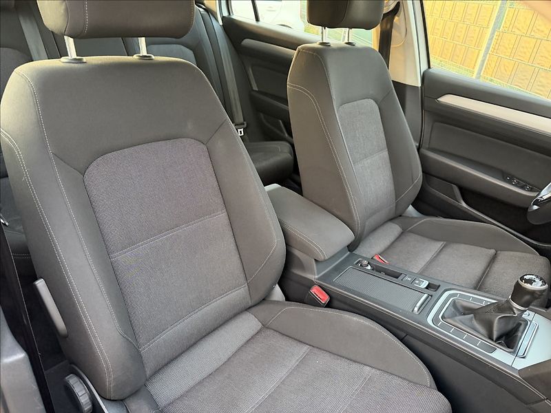 Volkswagen Passat 2.0 TDI Comfortline - fotka 16 z 21