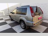 X-Trail patří mezi drsnější kompaktní SUV s solidními terénními vlastnostmi, přičemž na silnici na méně terénně zaměřené vozy rozhodně neztrácí.