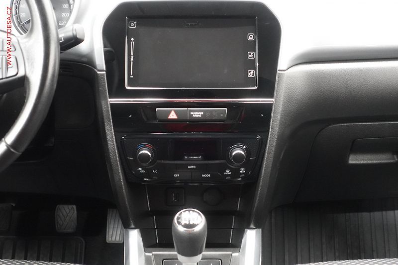 Suzuki Vitara (2016) 1.6 DDiS 4x4, AC, TZ, navi - fotka 13 z 25
