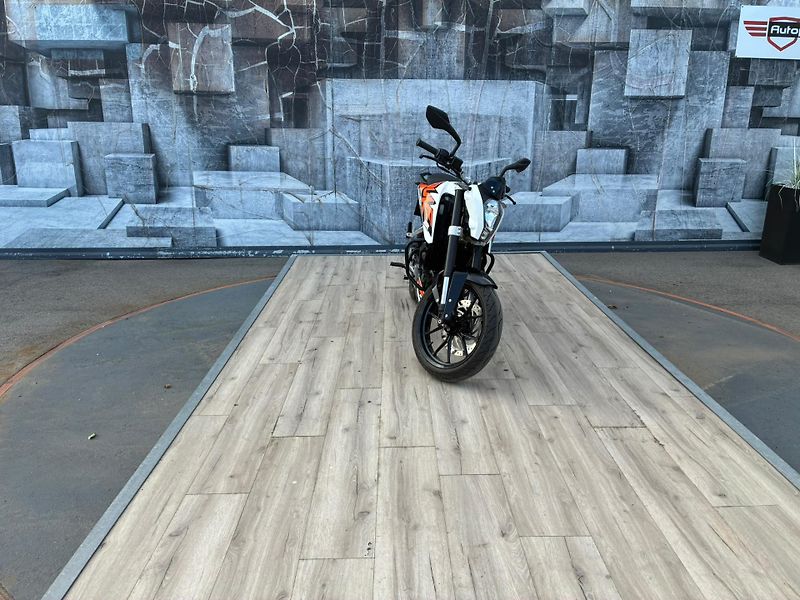 KTM 200 Duke (2016) - fotka 2 z 12