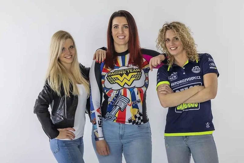 Známé tváře z motosportu se potkaly na focení vizuálu pro Motosalon.